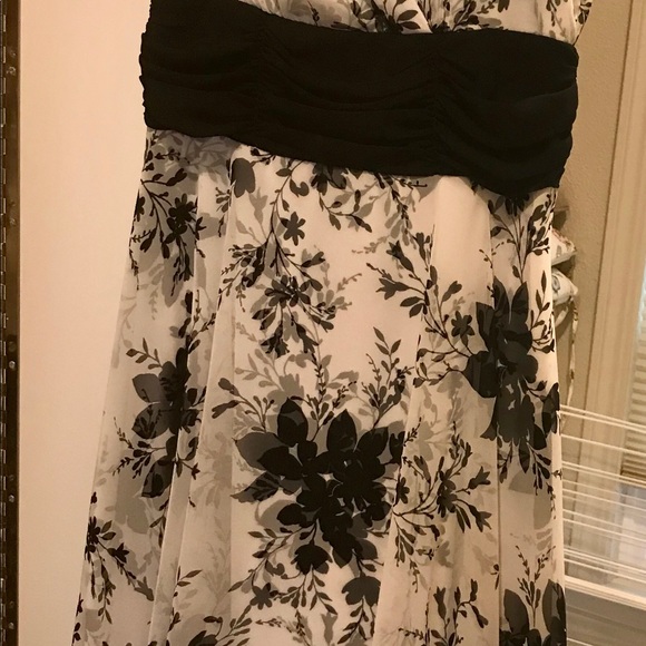 Beautiful Black and White Floral Dress - Picture 2 of 6